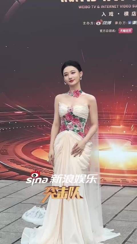 何宣林亮相微博视界大会 项链夺目造型精致