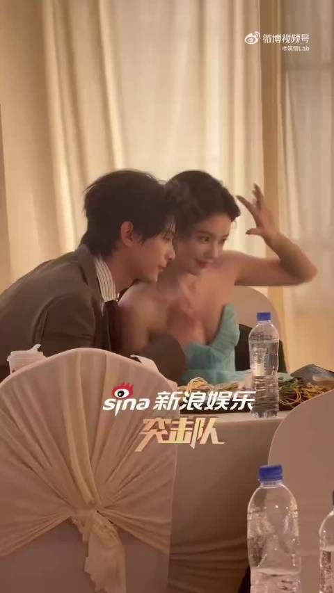 谁懂啊，台下悄悄合拍手势舞，低调同框甜度直接往上走了（Cr:网络）