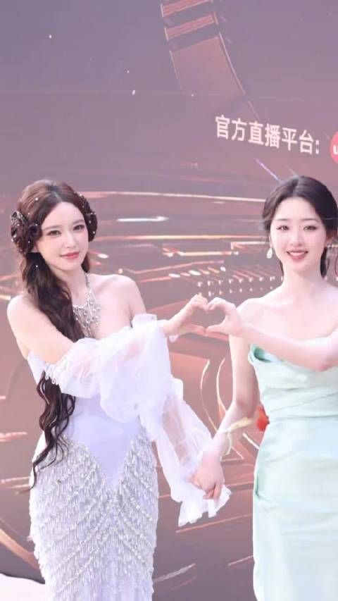 完全两个萌物吧！姐姐妹妹一起牵手走红毯了