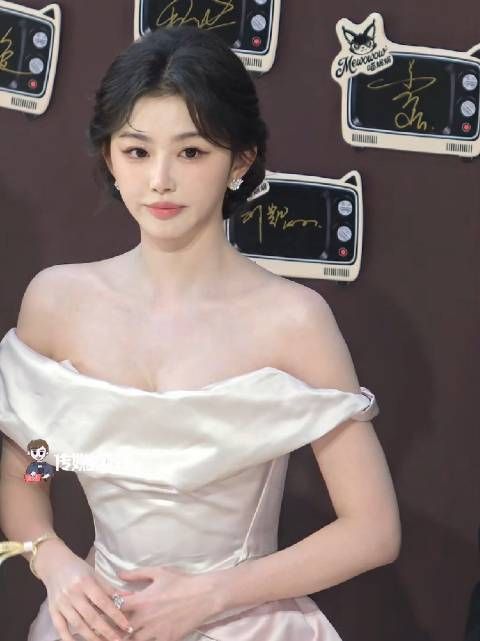 孔雪儿美的像画里出来的人物一样!