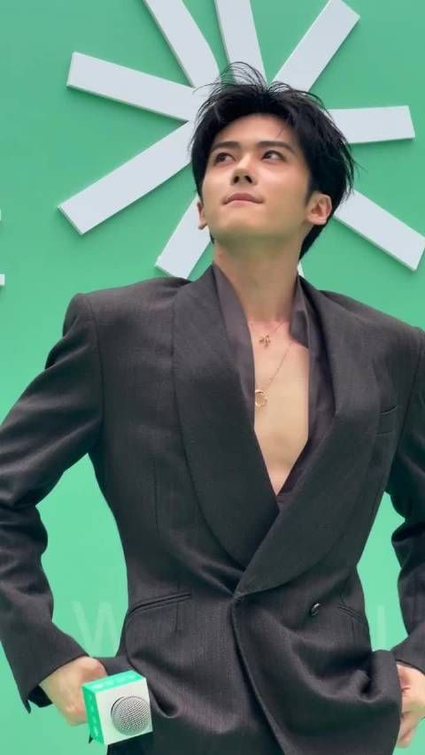 闫桉帅到天花板 真人的陆世子,深V好显身材,好懂我们 爱看!