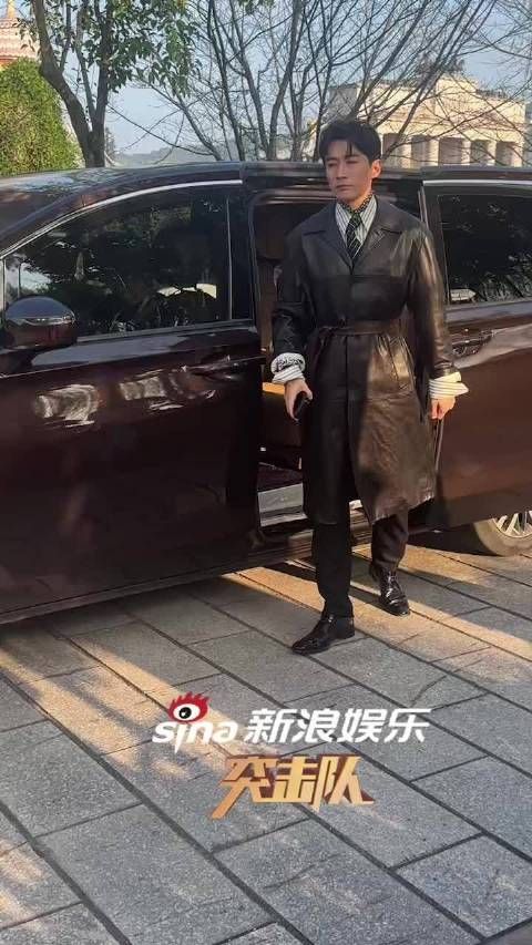 新浪娱乐突击队@Mr_刘学义 这两步走在谁的心巴上了 太有范了