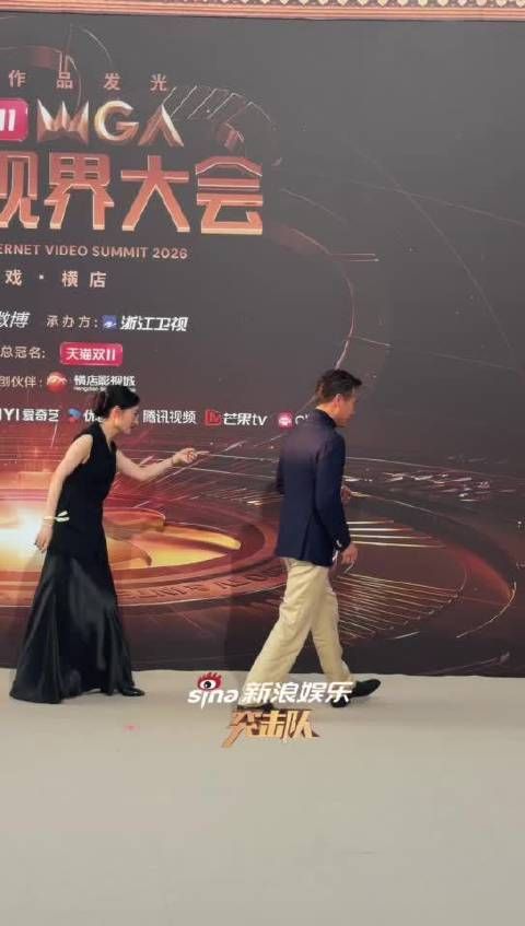 李乃文庞博抢着帮刘敏涛捡耳环,李乃文让庞博别抢活儿哈哈哈