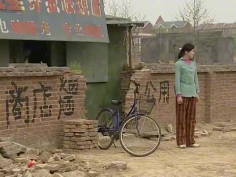 大壮骑车带女友穿行街头,赵静感叹城里房子无一间属于他们