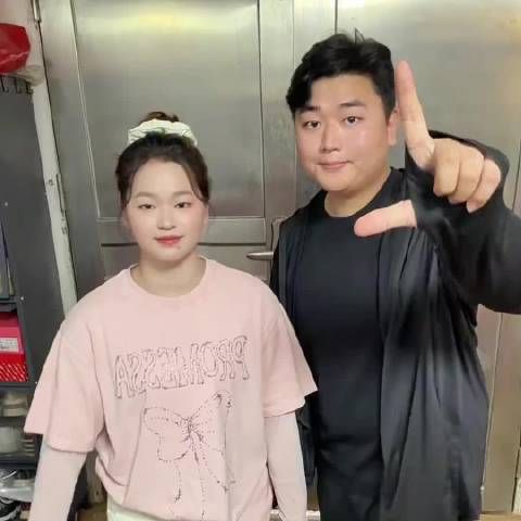 全红婵兄妹同框合拍,真的越来越漂亮了