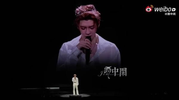 侯明昊唱Simon大屏回顾来时路 回眸定格高光