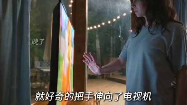 女主只是看见电视里的玩偶在和她打招呼,就好奇地把手伸向了电视机
