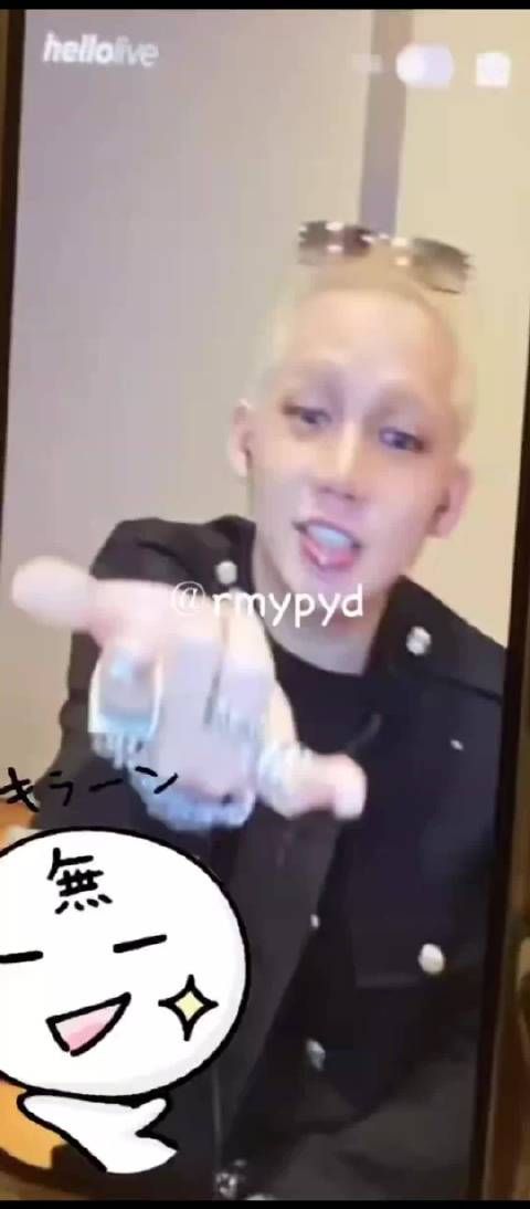 崔玹硕线上签售遇蜘蛛侠妆容粉丝惊喜盯看